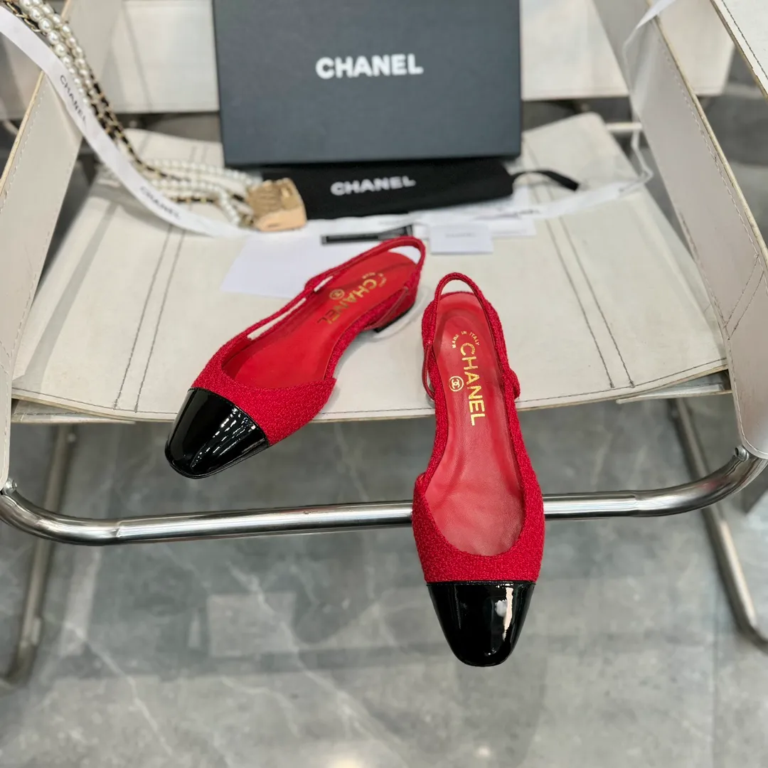 👟👟Ex-factory price 480👟👟 CHANEL Chanel flat bottom series🌹Fashionable classic sandals loved by all stars Fabric [👉] Mixed sheepskin👣🐏 Lining [👉] Silk sheep lining👣🐏 Insole [👉] Silk sheep👣🐏 Sole [👉] Genuine leather outsole imported from Italy 🌻 Packaging [👉] Chanel original box packaging 🌸 Code number [🦶🏻] 34-42 (⚠️34.41.42 is a custom code and cannot be returned or exchanged. Please understand)